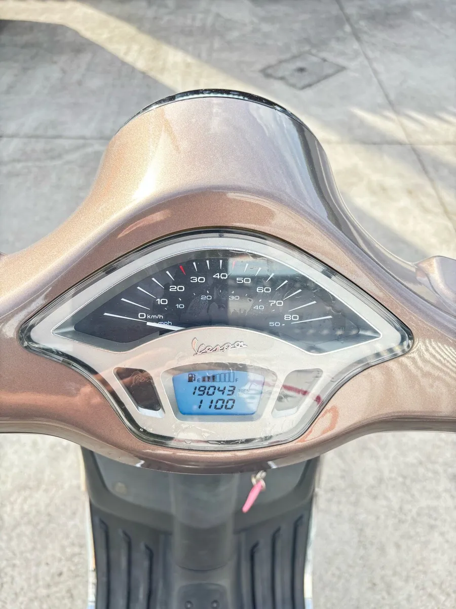 2014 Vespa primavera 50cc 2 stroke model - Image 3