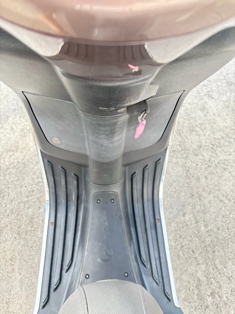 2014 Vespa primavera 50cc 2 stroke model - Image 4