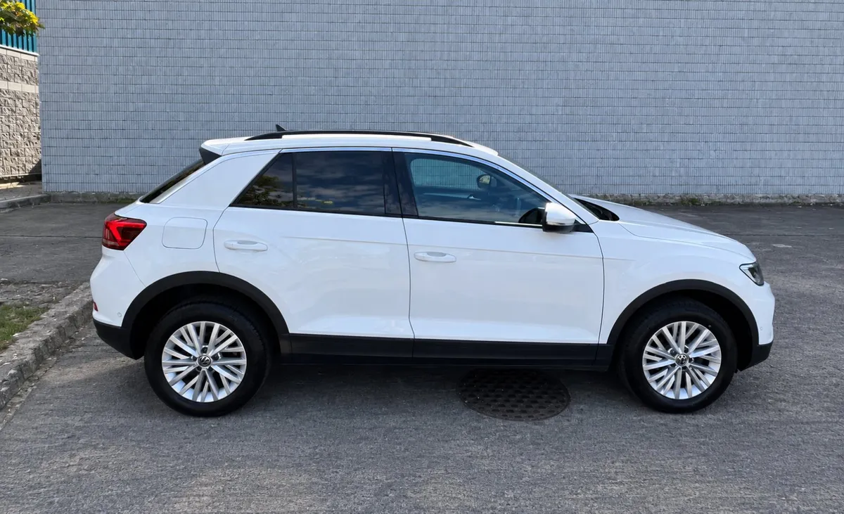232 Volkswagen T-Roc Commercial - Image 3