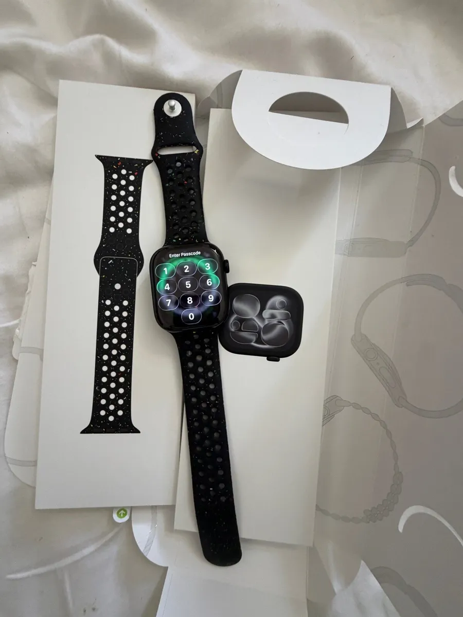 APPLE WATCH SERIES 11 GPS + CELLULAR 46MM BLACK - Image 1