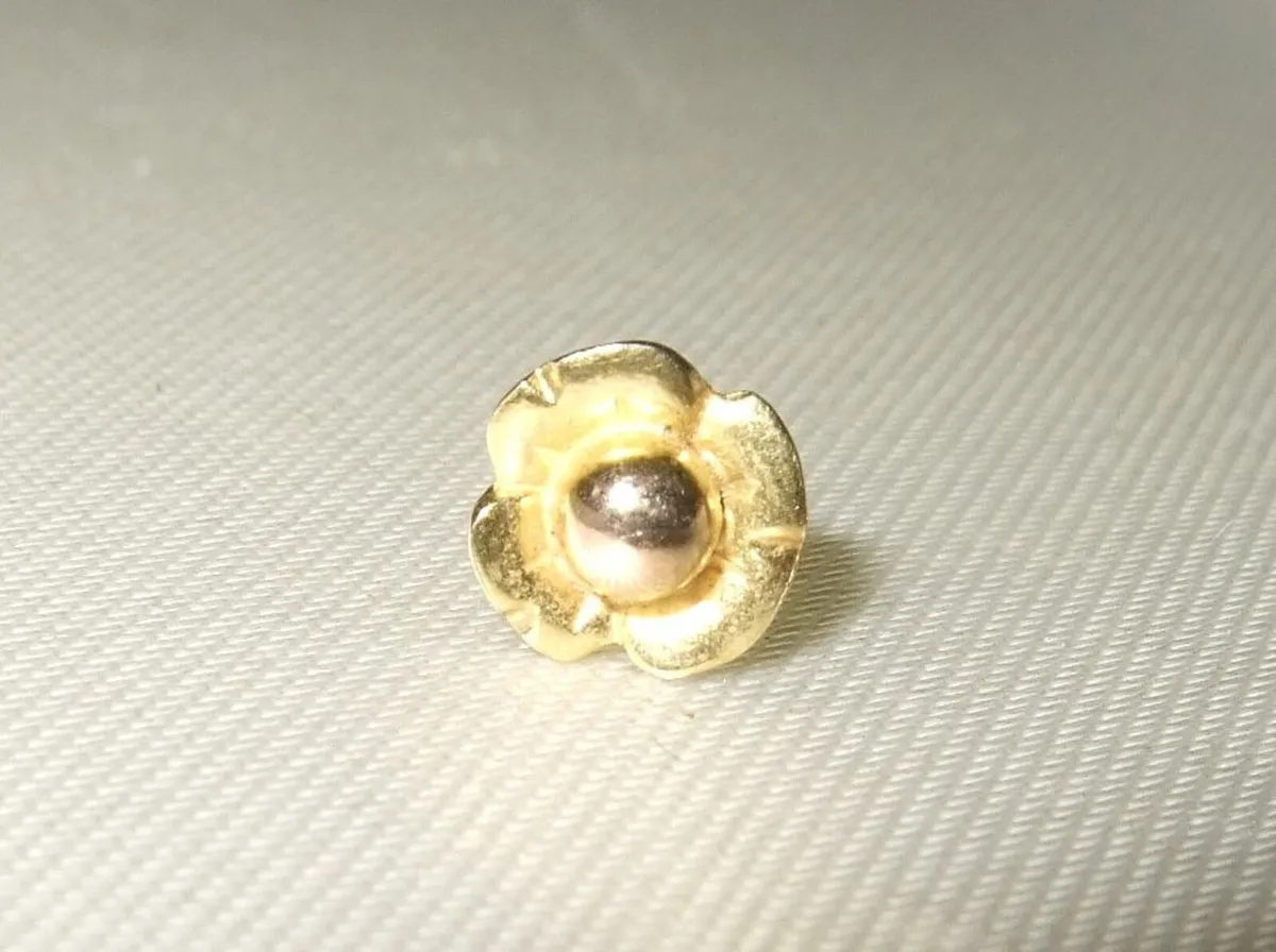 Pristine Vintage 9ct Gold Flower Stud Earring - Image 3