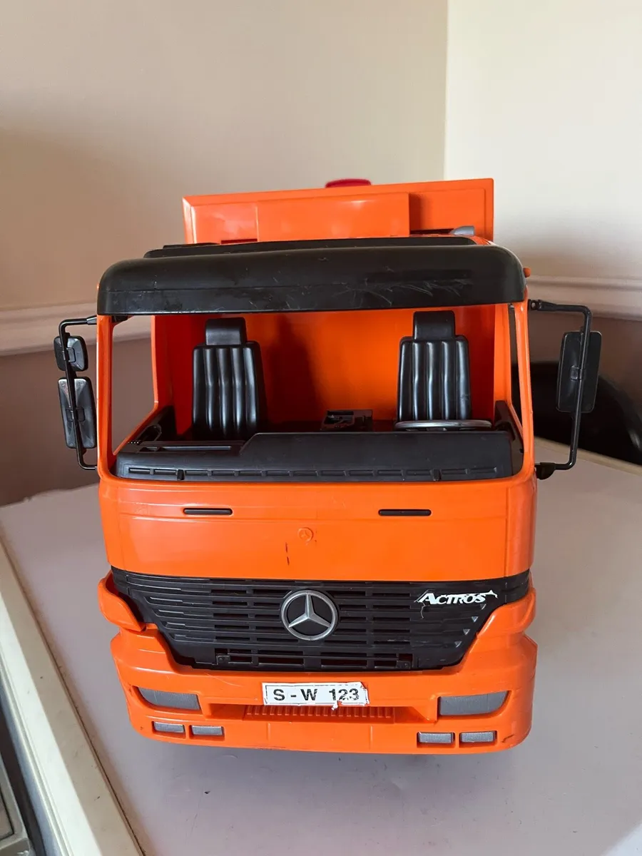 Mercedes Bin Truck & Dickies Recovery Truck - Image 2