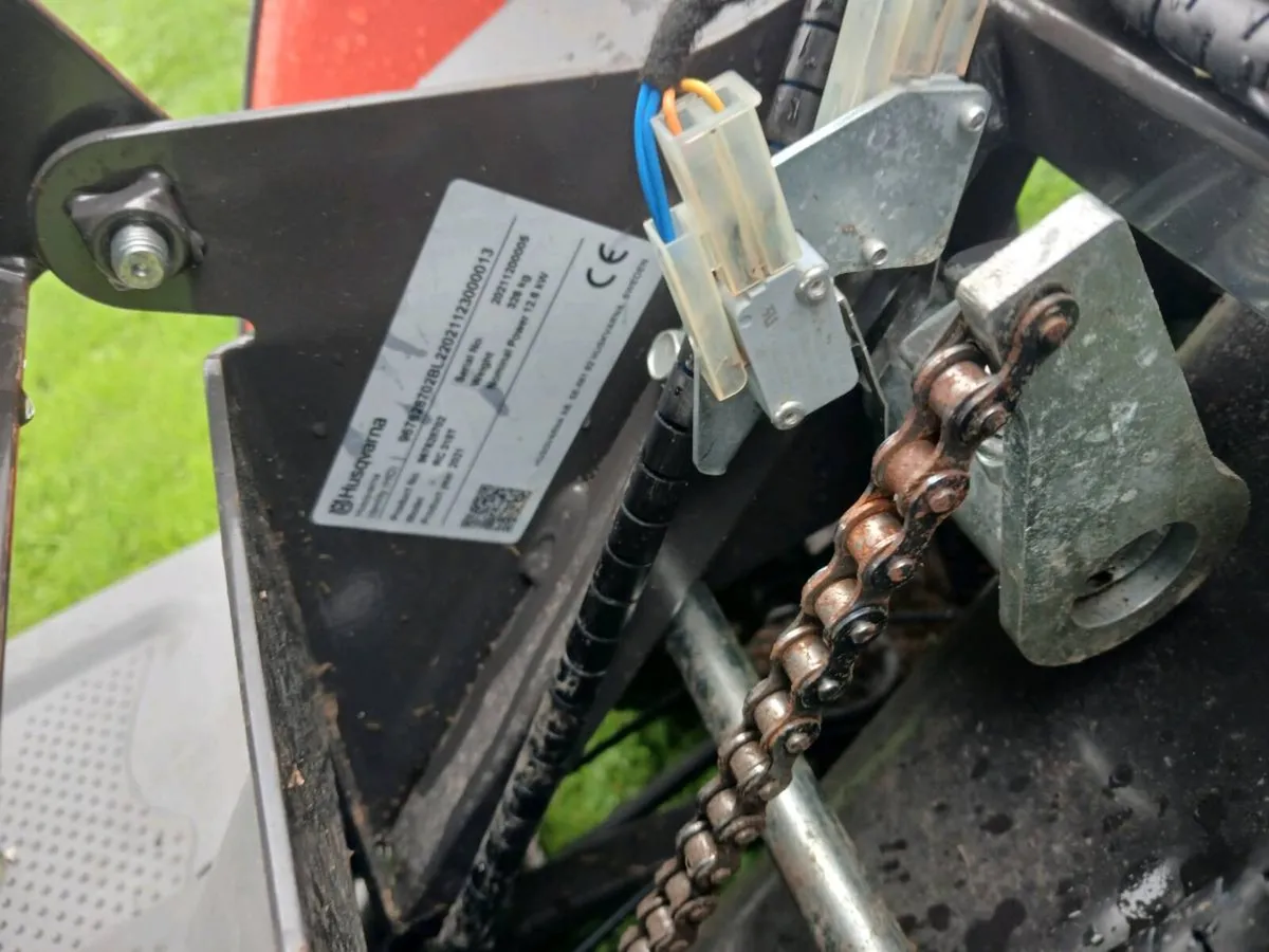 Husqvarna Rider with electric tipping grassbox - Image 4