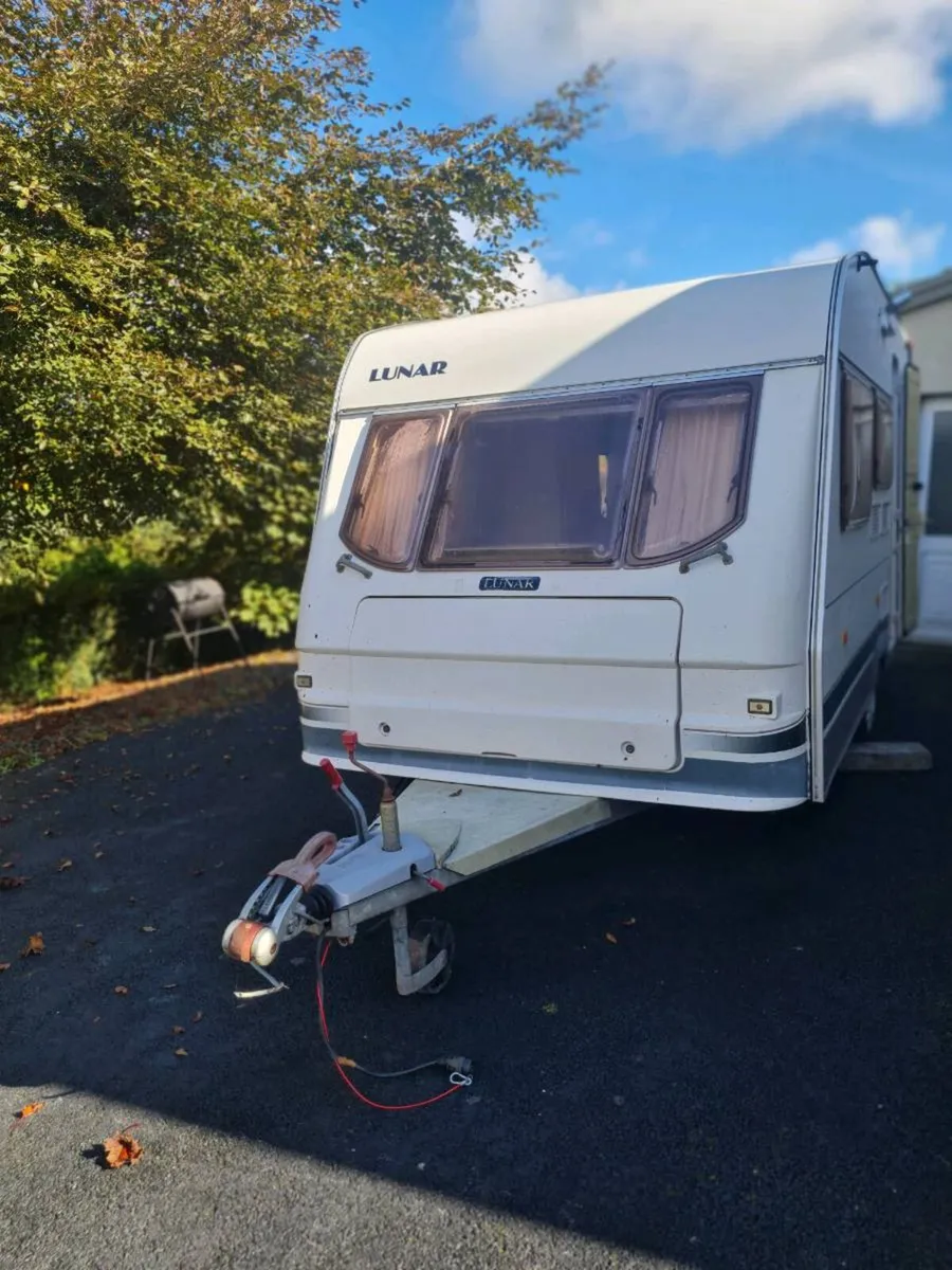 Caravan lunar chateau 400 3 / berth offers - Image 1