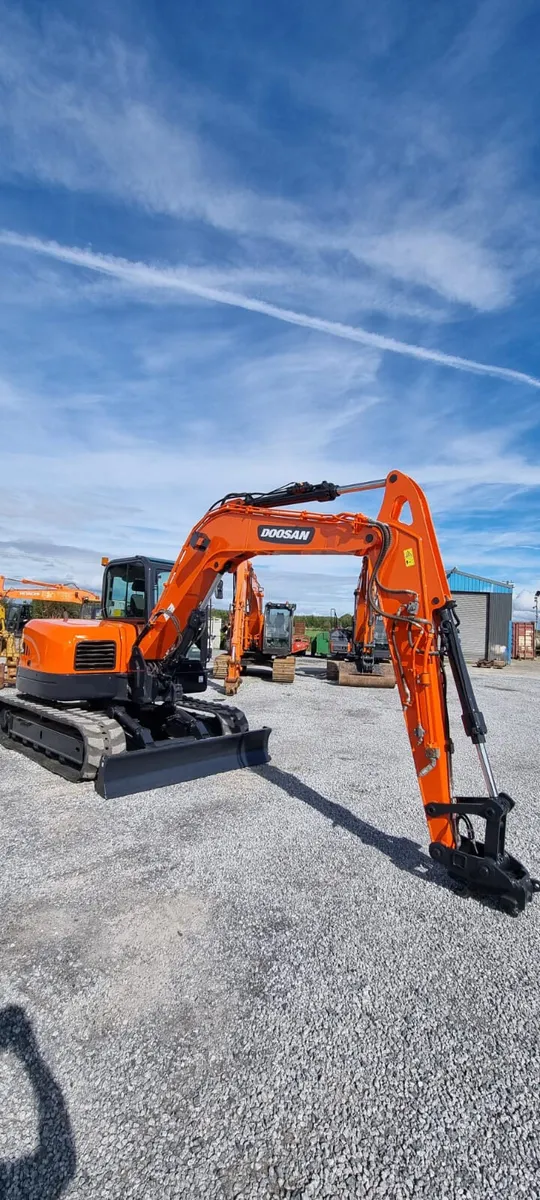 Doosan DX80R Excavator - Image 3