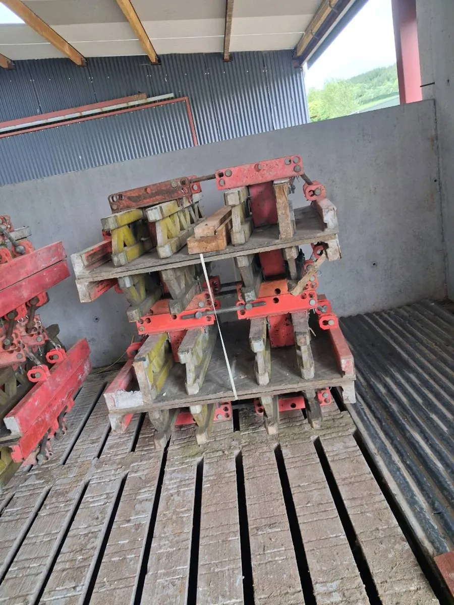 shuttering  rotary milking parlours   farmbuilding - Image 1