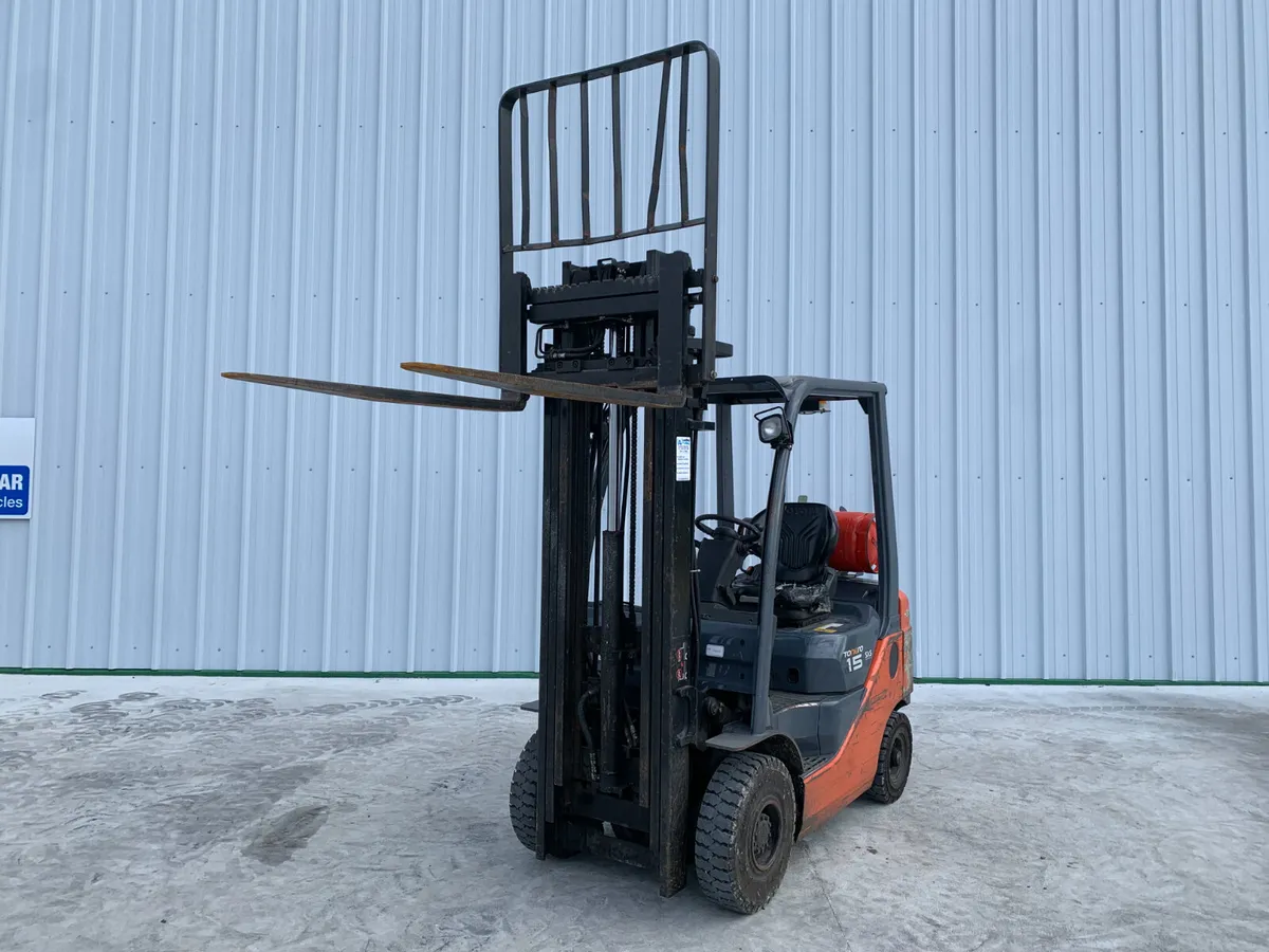 UNRESERVED 2010 TOYOTA 1.5T GAS FORKLIFT FOR AUCT - Image 1