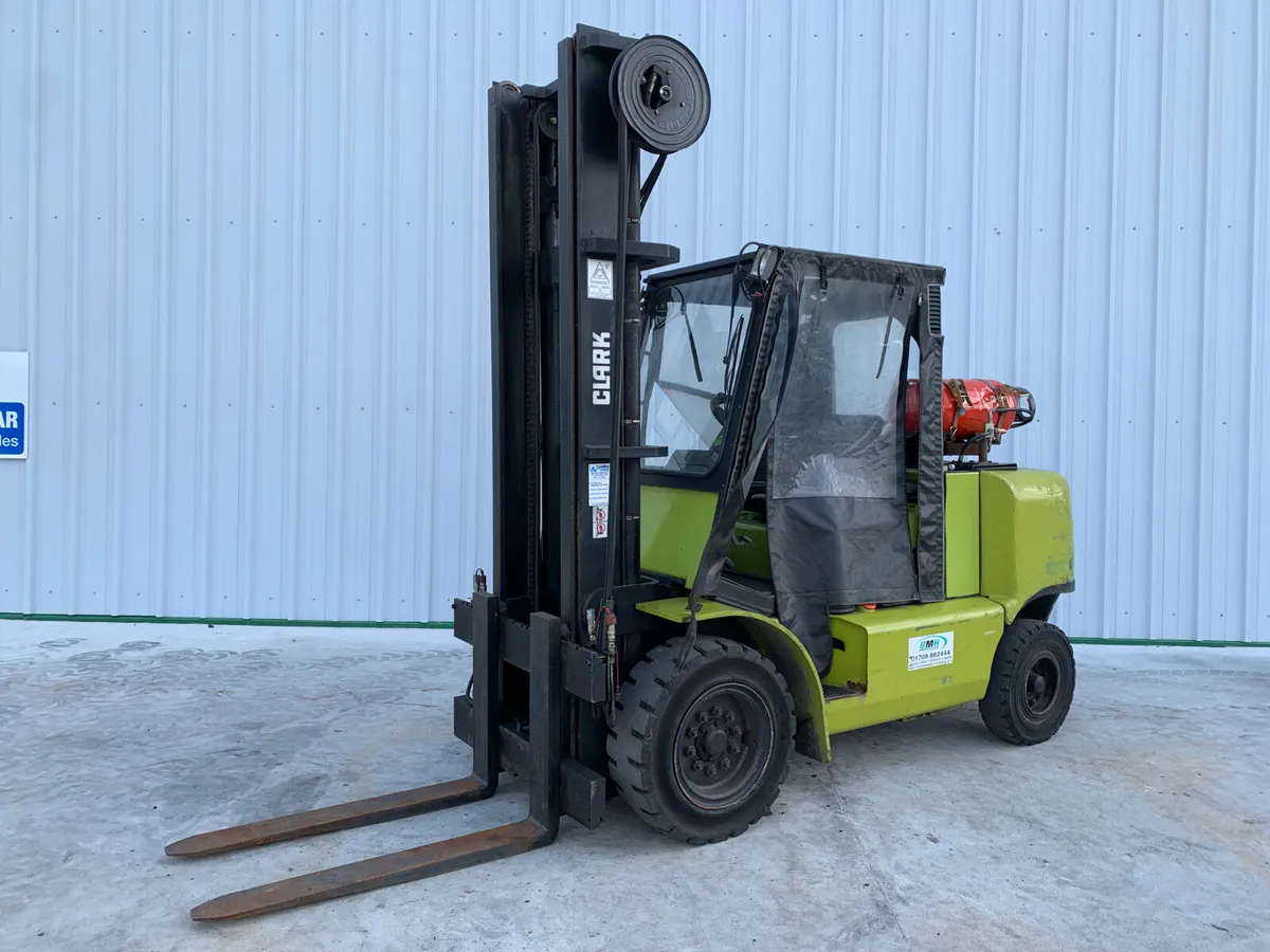 UNRESERVED CLARKE 5T GAS FORKLIFT FOR AUCTION - Image 1