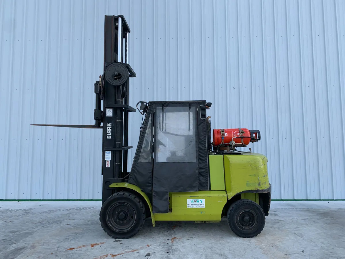 UNRESERVED CLARKE 5T GAS FORKLIFT FOR AUCTION - Image 2