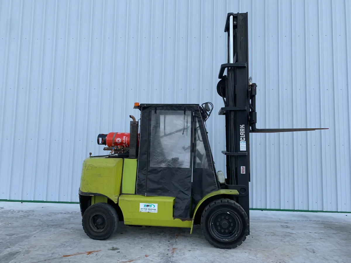 UNRESERVED CLARKE 5T GAS FORKLIFT FOR AUCTION - Image 3