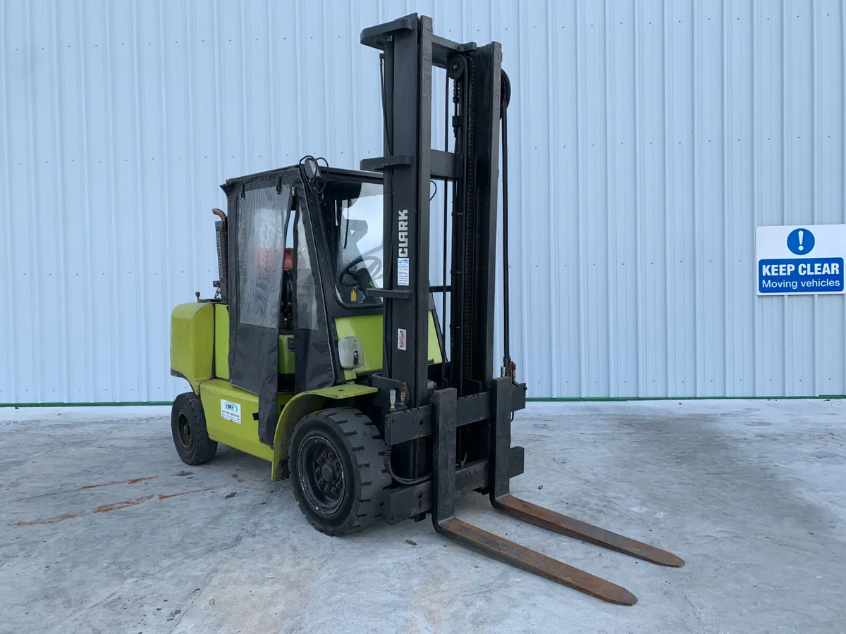 UNRESERVED CLARKE 5T GAS FORKLIFT FOR AUCTION - Image 4