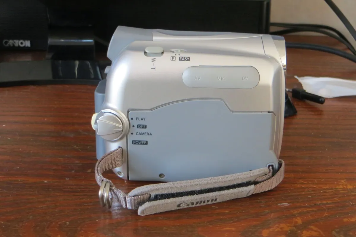 Canon MV890 mini DV camcorder - Image 2
