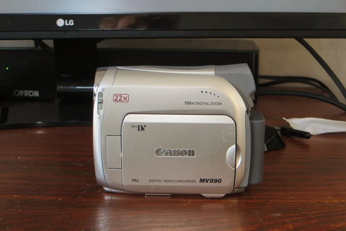 Canon MV890 mini DV camcorder - Image 1