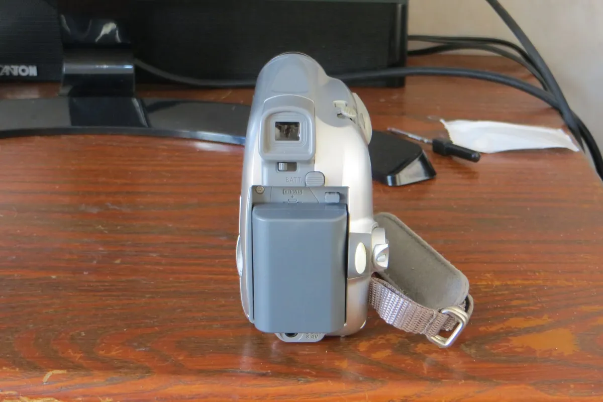 Canon MV890 mini DV camcorder - Image 4