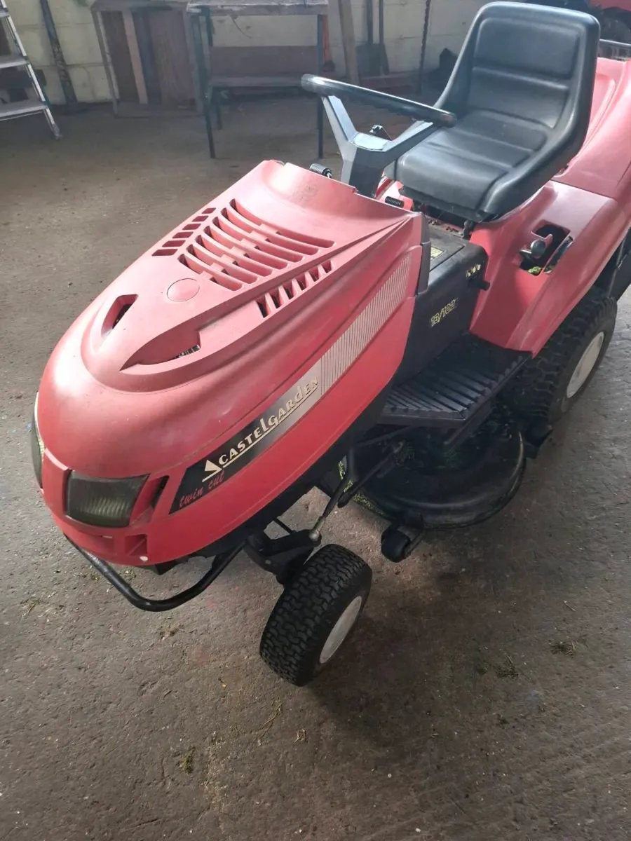 Castlegarden ride on lawnmower twin cut - Image 1