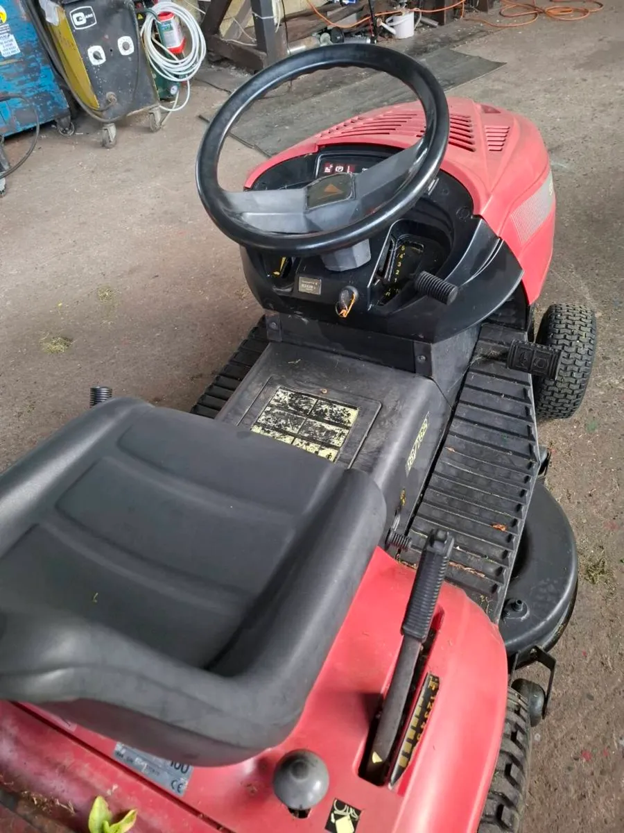 Castlegarden ride on lawnmower twin cut - Image 2