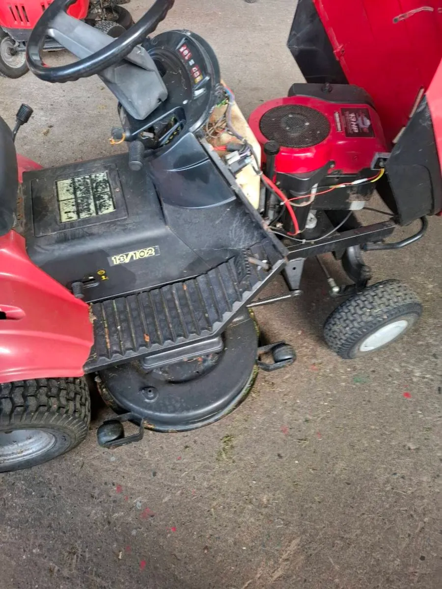 Castlegarden ride on lawnmower twin cut - Image 4