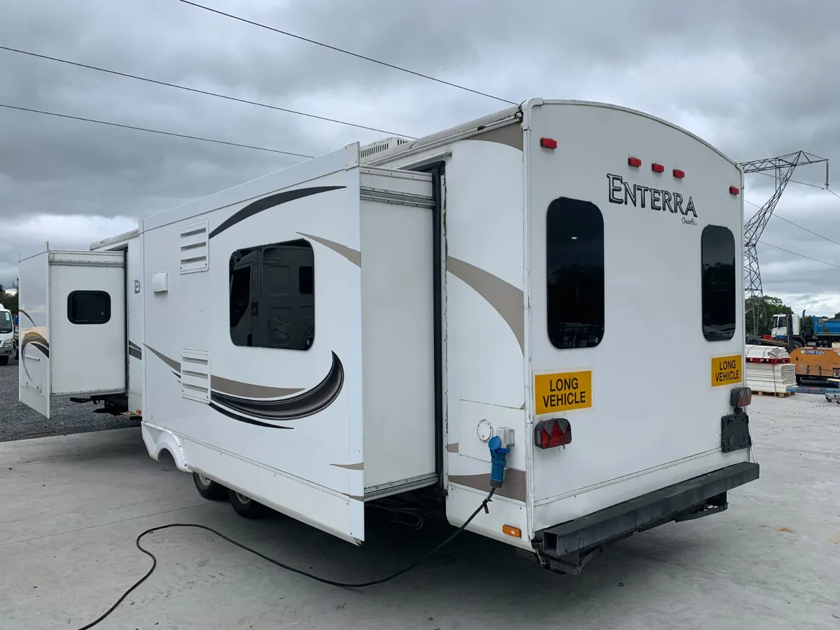 CRUISER RV ENTERRA MOTOR HOME FOR AUCTION - Image 2