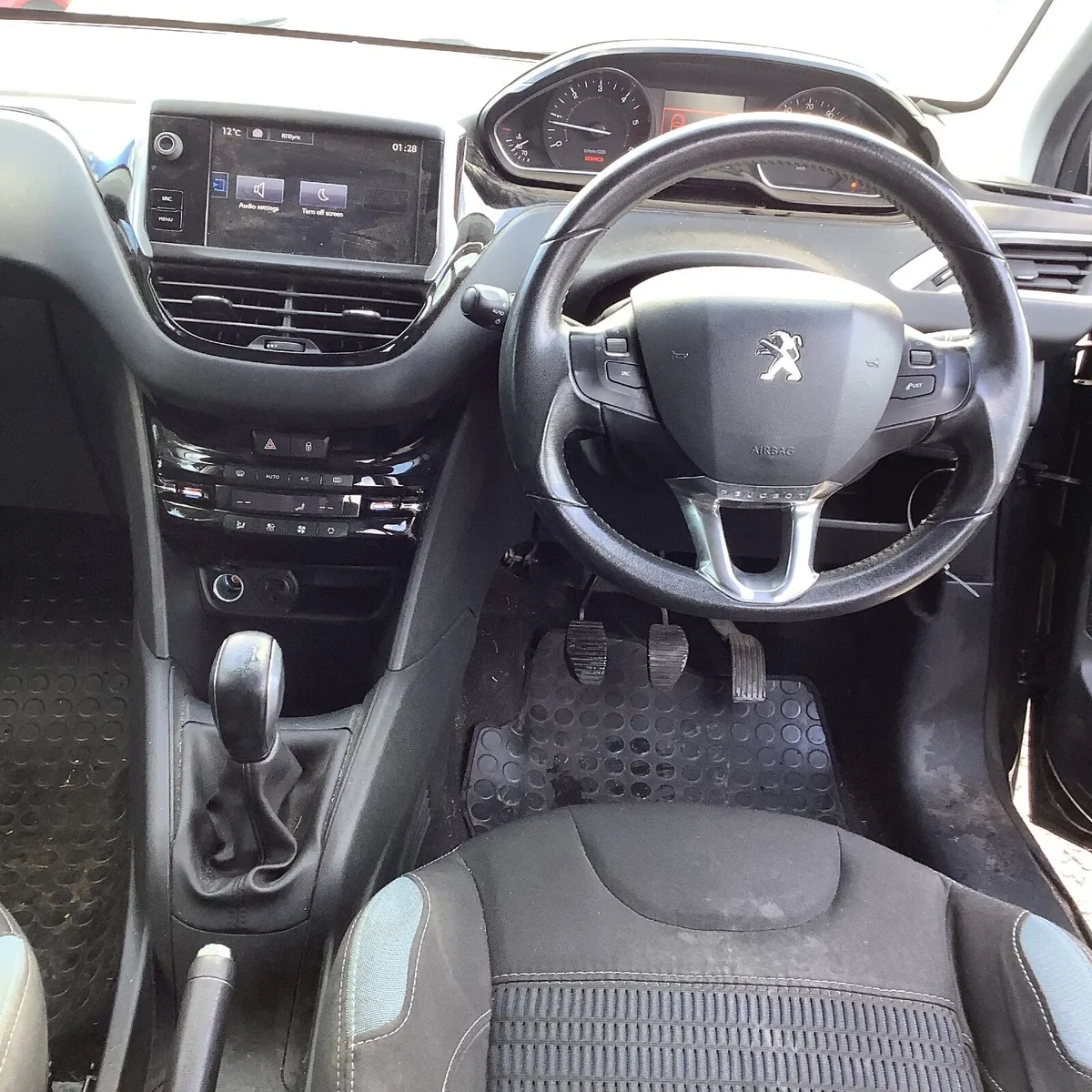 Peugeot 208 allure e hdi 1.6 5 door motd 2015 - Image 3