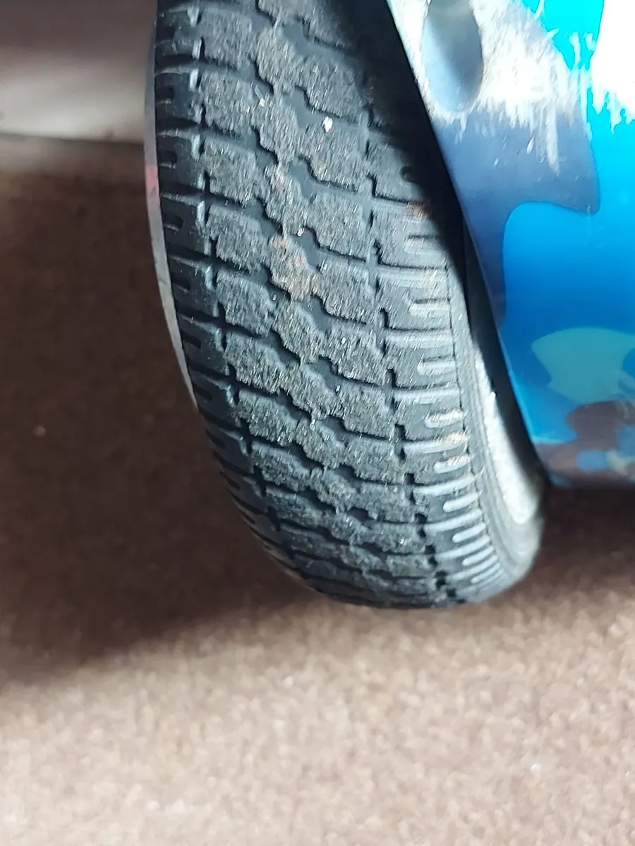 2 Hoverboards, no chargers Bluetooth Segway & Razo - Image 4