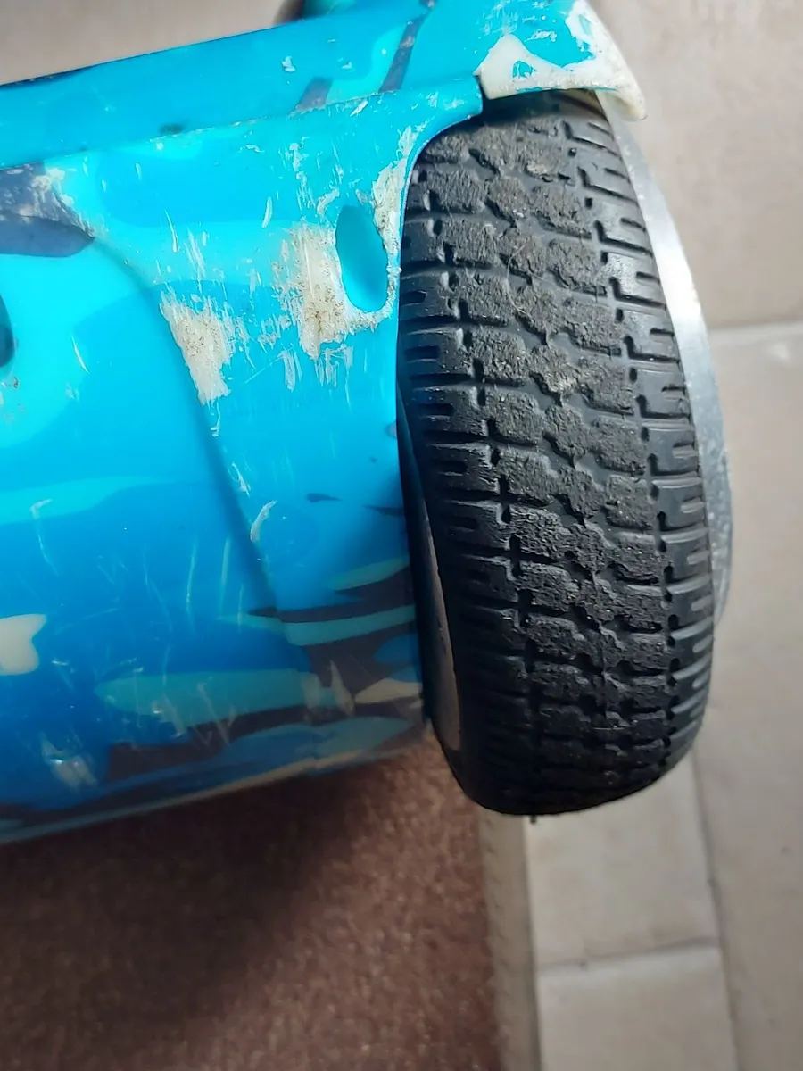 2 Hoverboards, no chargers Bluetooth Segway & Razo - Image 3