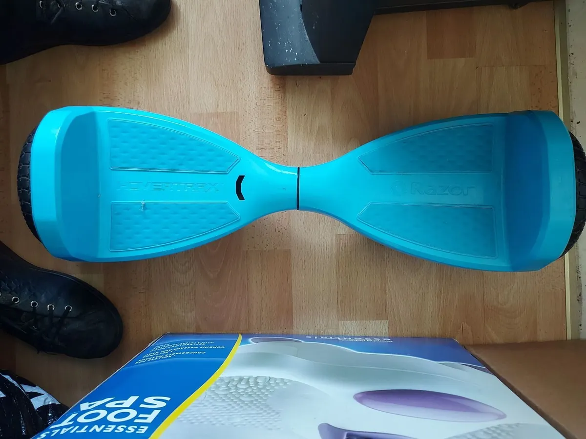 2 Hoverboards, no chargers Bluetooth Segway & Razo - Image 2