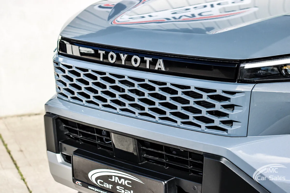 2026 TOYOTA HILUX INVINCIBLE - Image 3