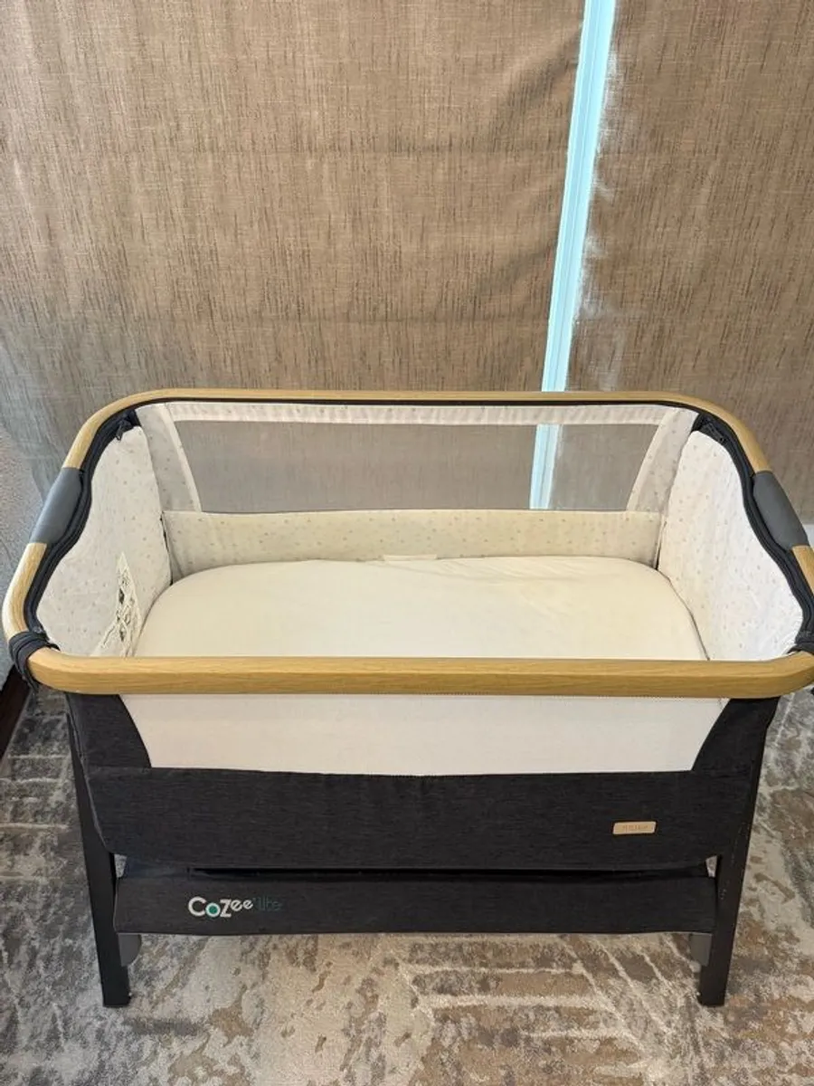 Tutti Bambini CoZee Lite Bedside Crib - Image 2