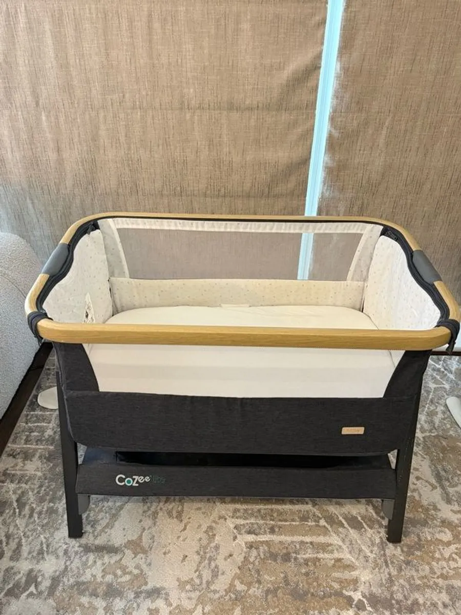 Tutti Bambini CoZee Lite Bedside Crib - Image 3