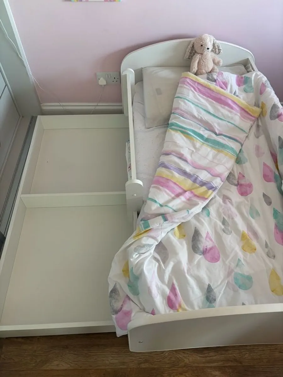 Toddlers bed with duvets, pillows, sheets & mattress protectors - Image 1