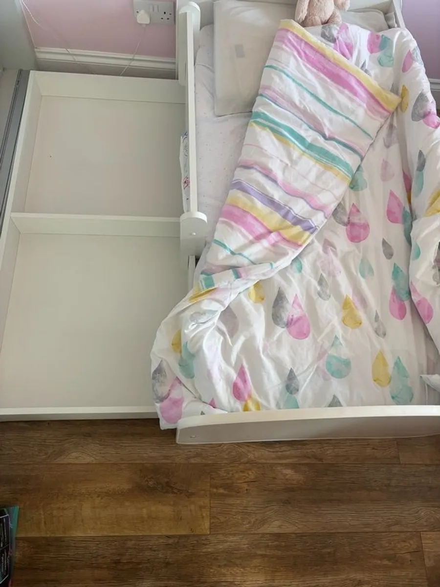 Toddlers bed with duvets, pillows, sheets & mattress protectors - Image 2
