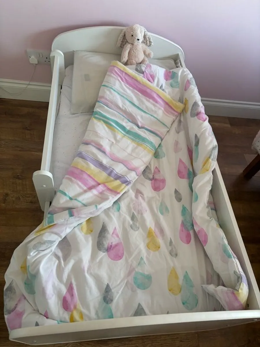 Toddlers bed with duvets, pillows, sheets & mattress protectors - Image 3