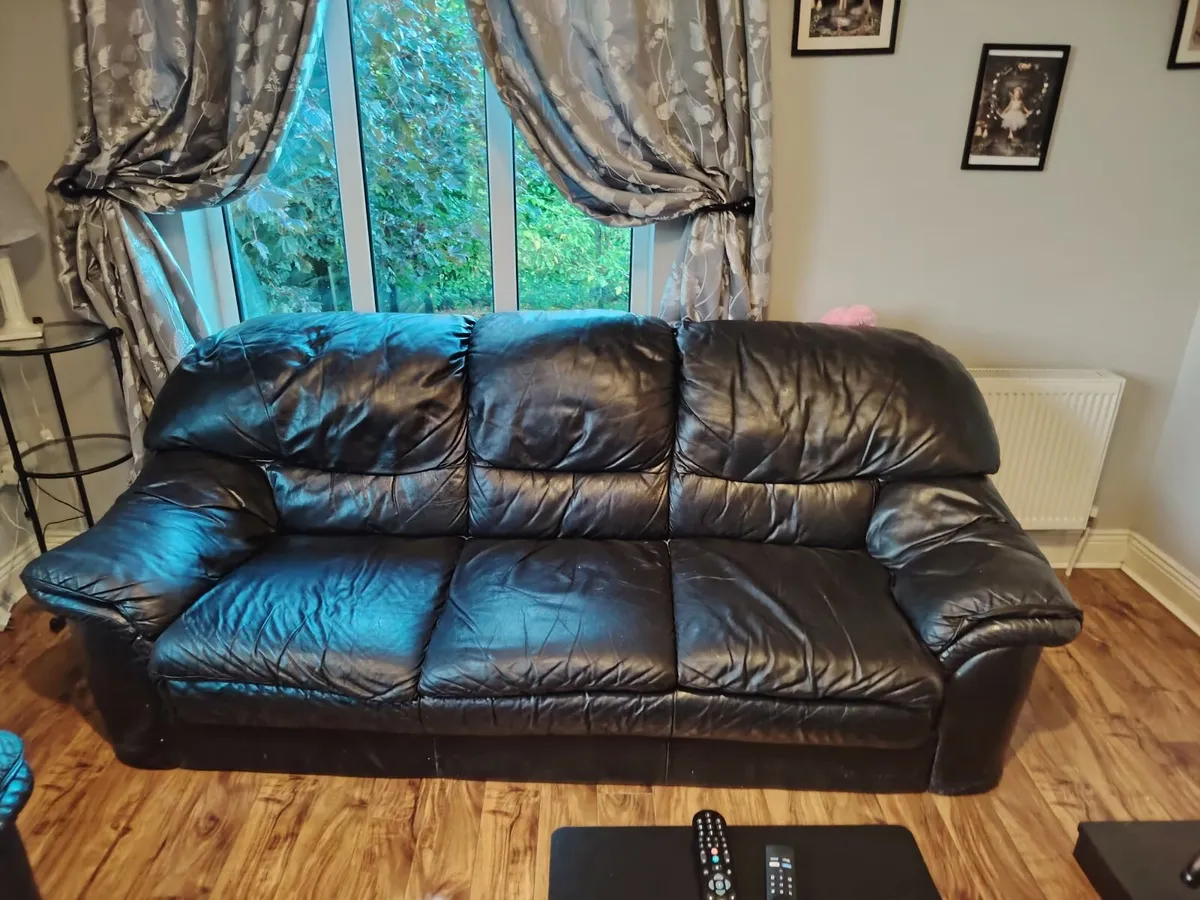 Couch and 2 arm chairs - Image 1