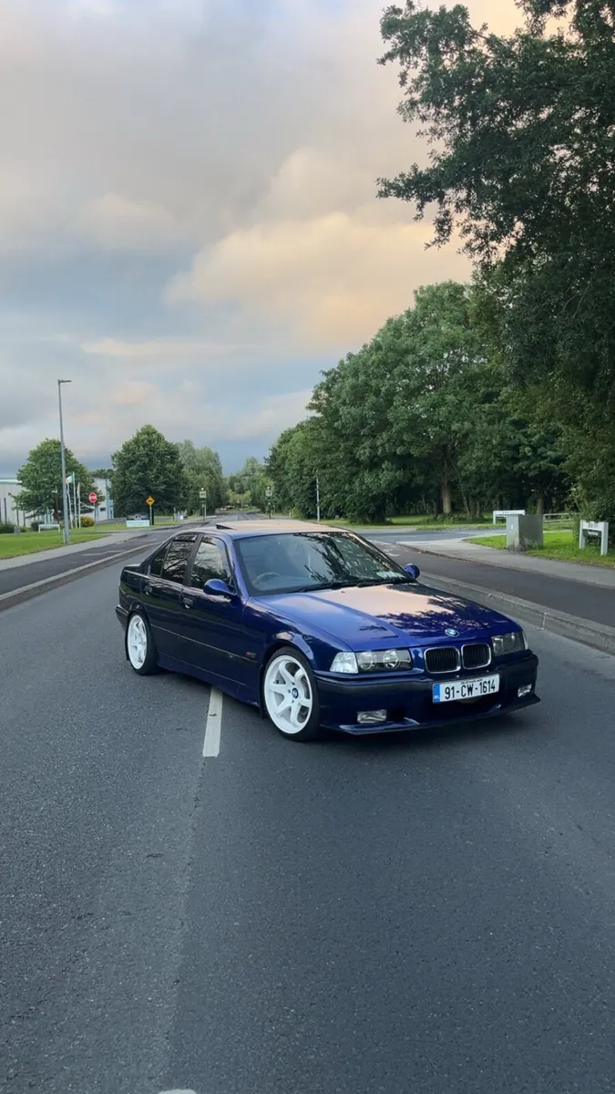 E36 320i saloon - Image 2