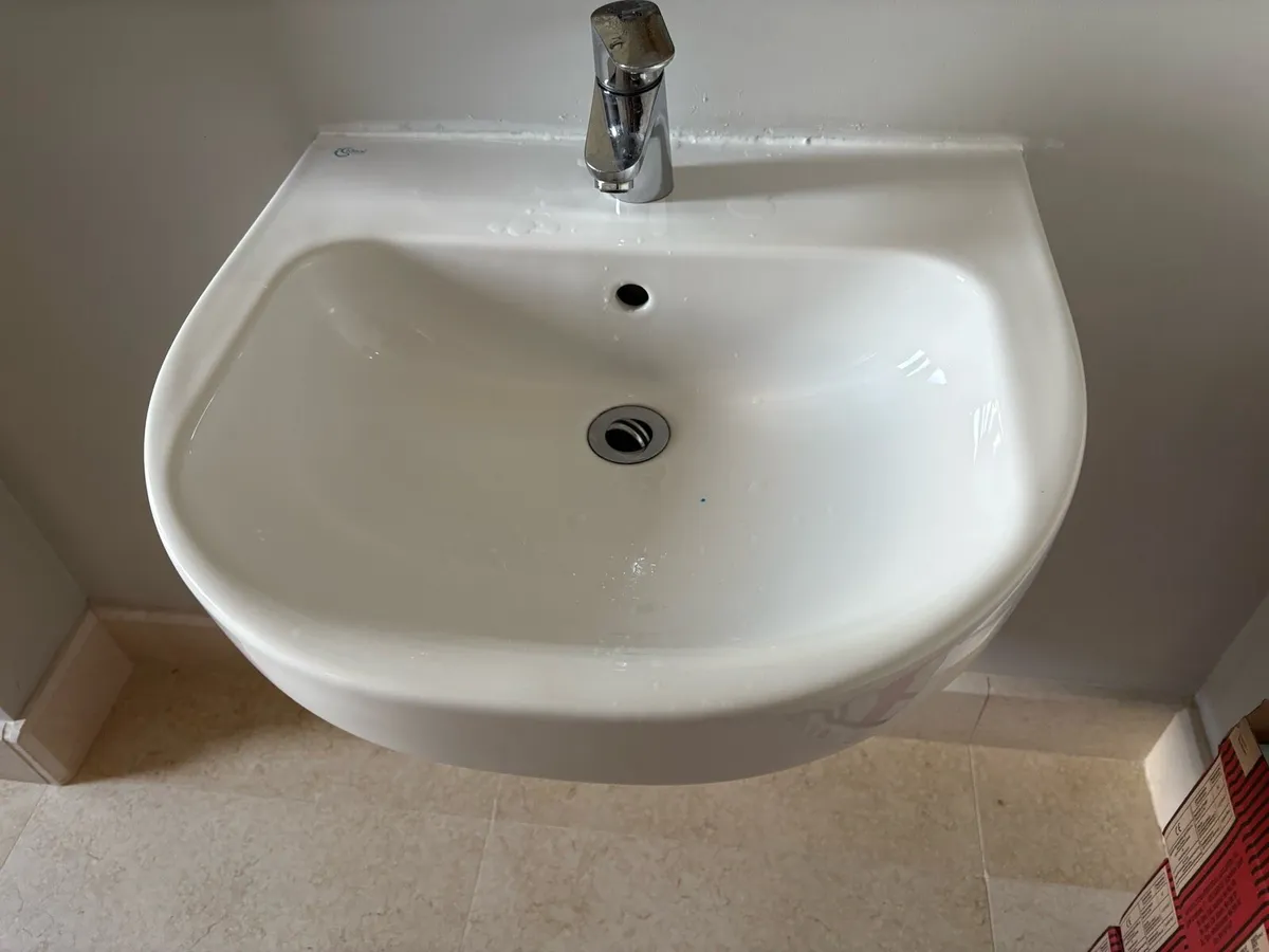 Bathroom sink with taps - Image 1