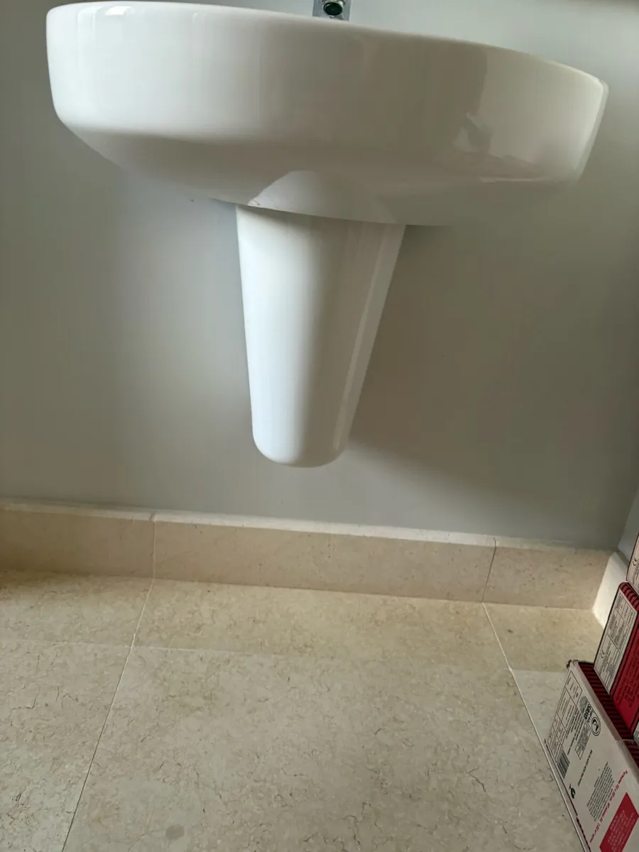 Bathroom sink with taps - Image 2