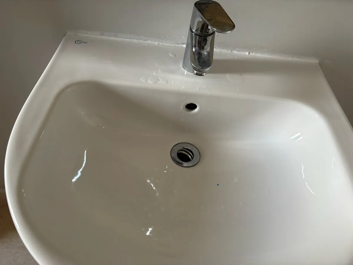 Bathroom sink with taps - Image 3