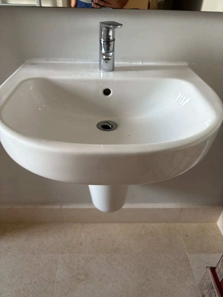 Bathroom sink with taps - Image 4