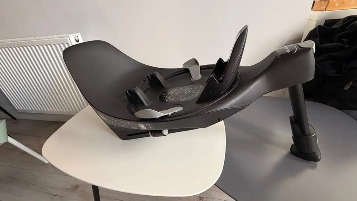 Cybex Cloud T i-Size Infant Car Seat with Isofix base - Image 2