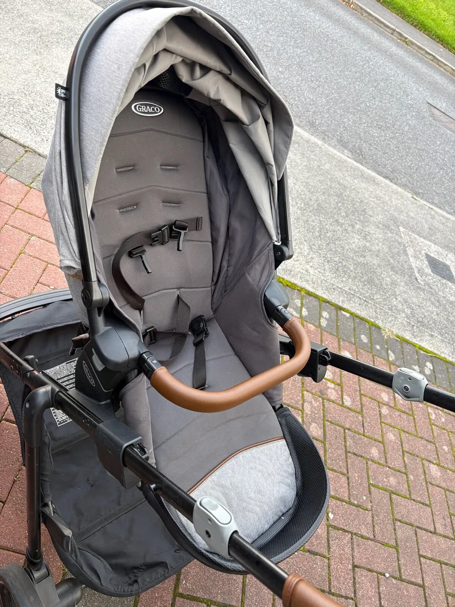 Graco 2 in 1 pram - Image 3