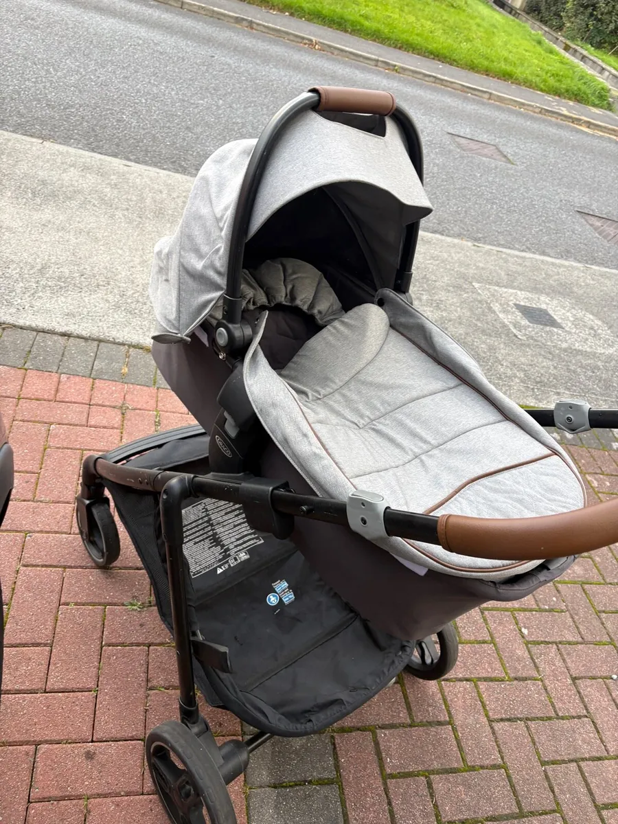 Graco 2 in 1 pram - Image 4