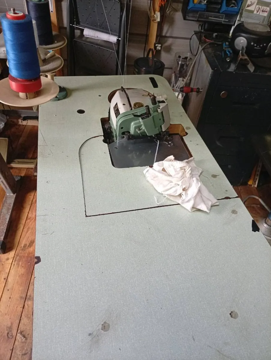 Overlock sewing machine - Image 1