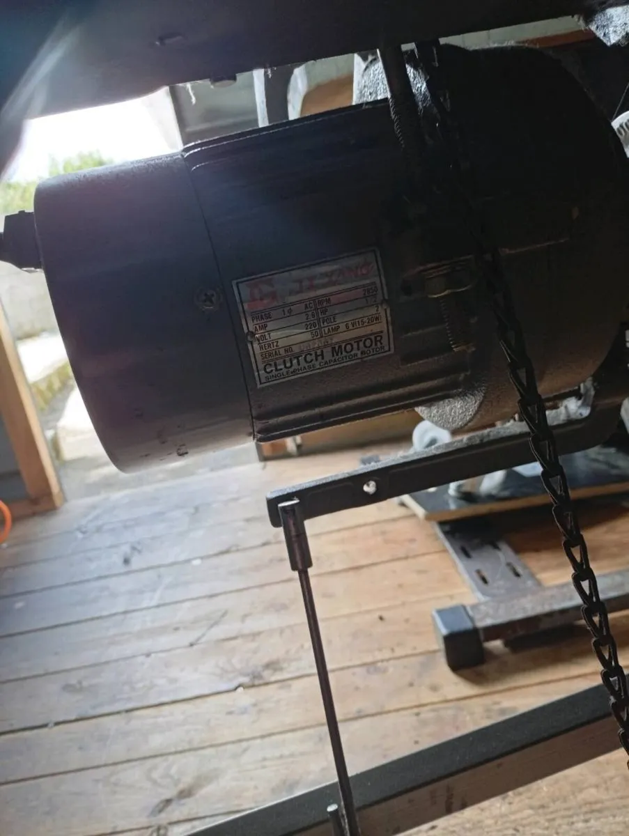 Overlock sewing machine - Image 4
