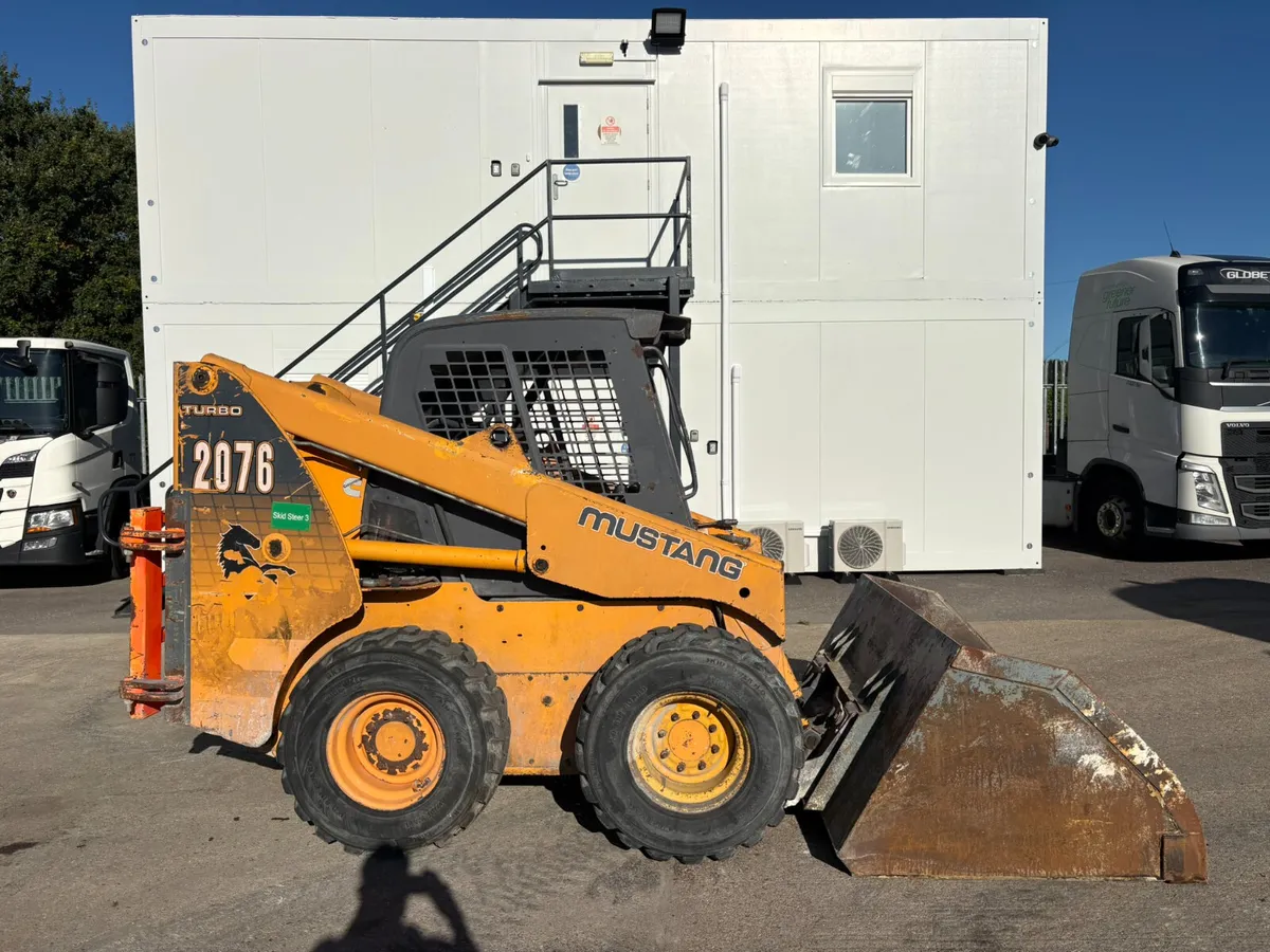 2005 MUSTANG 2076 SKIDSTEER LOADER - Image 1