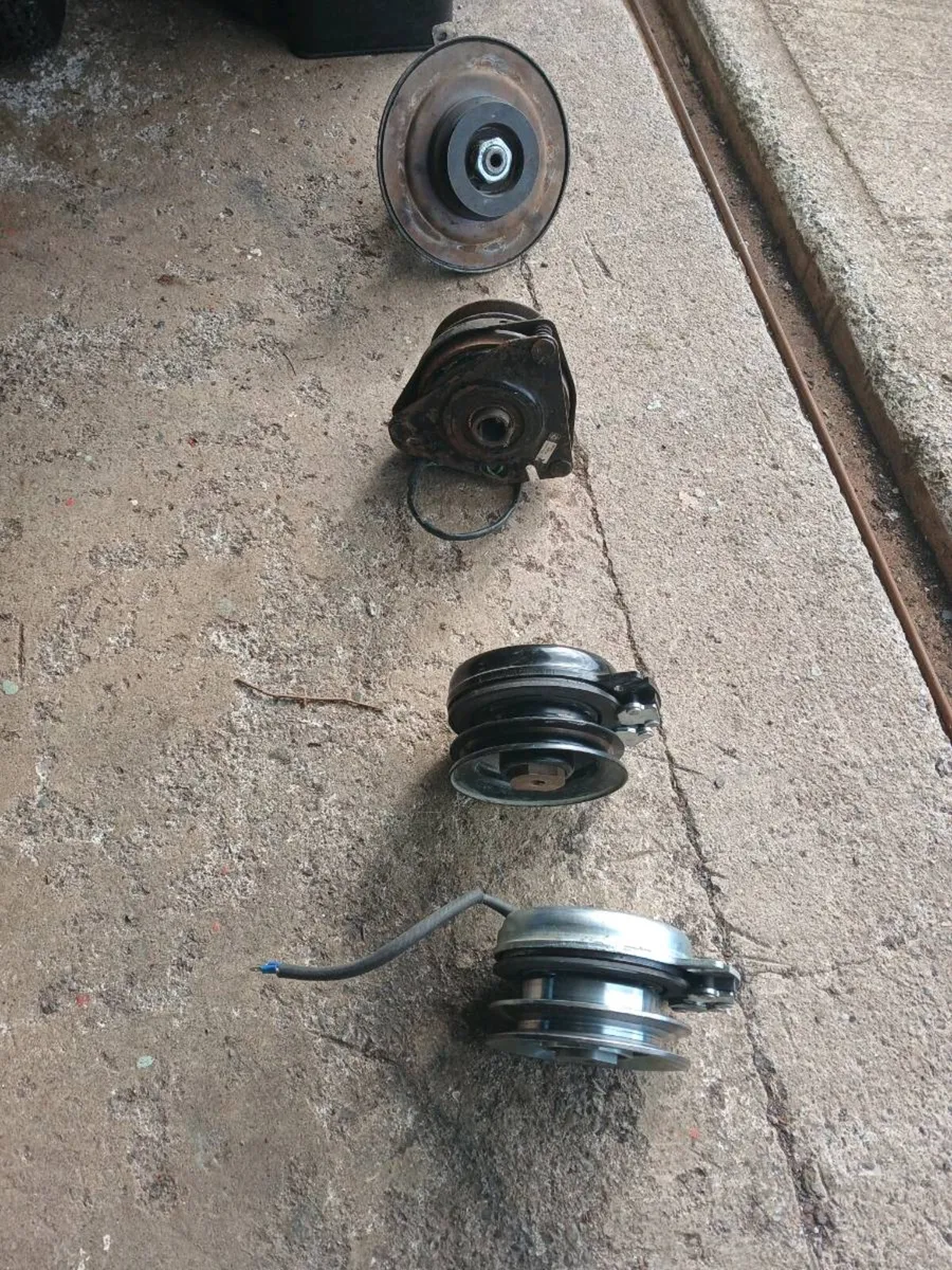 Electric and manual clutches for driving blades - Image 1
