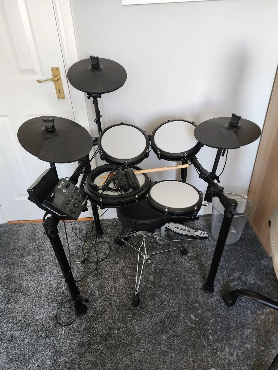 Drum Kit - Alesis Nitro Max Kit - electronic drum