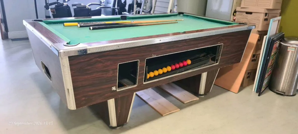 Pool table - Image 1