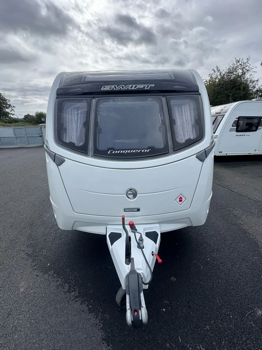 2016 Swift Conqueror 580 Fixed Island bed - Image 4