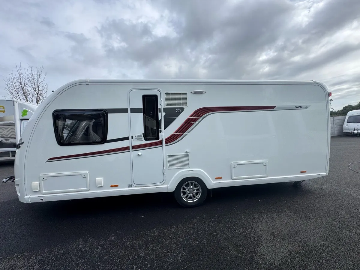 2016 Swift Conqueror 580 Fixed Island bed - Image 2