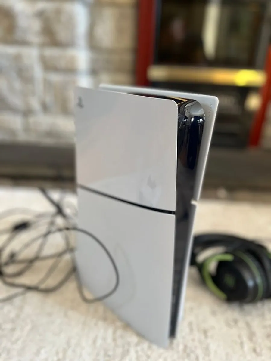 PlayStation 5 - Immaculate condition - Image 2